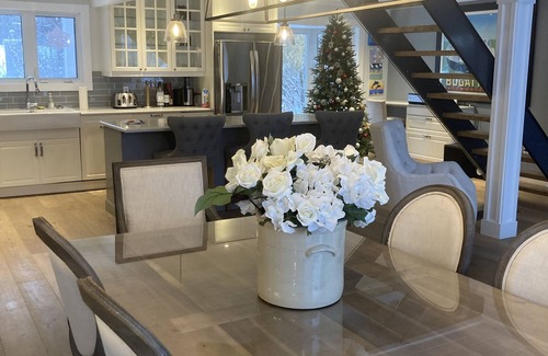 The Blue Mountains Cottage | Elegant 4 bedroom waterfront home with hot tub