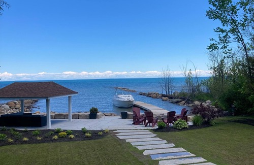 The Blue Mountains Cottage | Elegant 4 bedroom waterfront home with hot tub