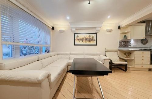 Warwick Villa | Elegant 4-Story Townhouse Near Victoria Station