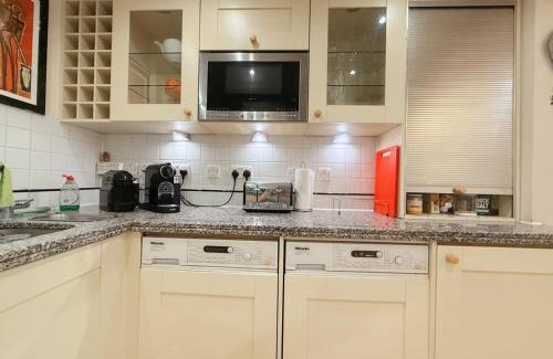 Warwick Villa | Elegant 4-Story Townhouse Near Victoria Station