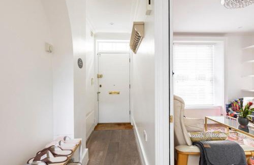 Warwick Villa | Elegant 4-Story Townhouse Near Victoria Station