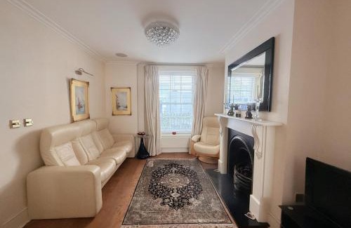 Warwick Villa | Elegant 4-Story Townhouse Near Victoria Station