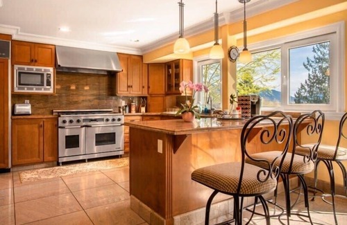Issaquah Villa | Elegant 4400sf Villa w/Lk. & Mt. view | Sammamish