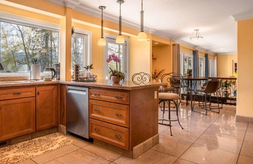 Issaquah Villa | Elegant 4400sf Villa w/Lk. & Mt. view | Sammamish