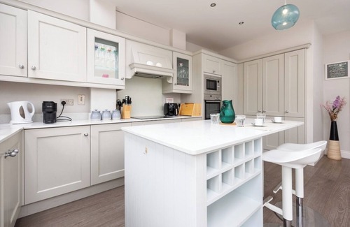 Dublin House | Elegant 5-Bed Home By Sea & City, Parking & Garden - Dublin Dream Home