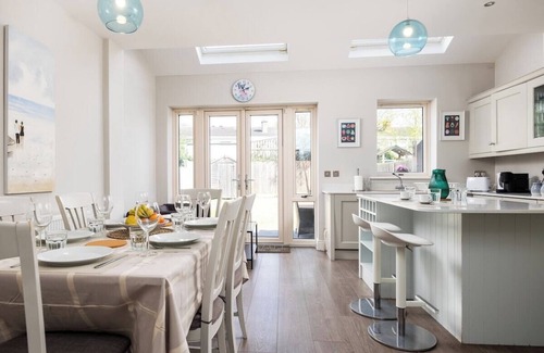 Dublin House | Elegant 5-Bed Home By Sea & City, Parking & Garden - Dublin Dream Home