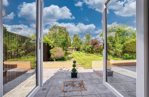 Shirley House | Elegant 5 Bed House - Sleeps 9, Central Solihull, NEC, JLR, HS2, Resorts World, Airport Business and Leisure Stays,