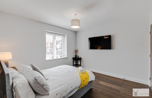 Ashby-de-la-Zouch Apartment | Elegant 5-Bed House with Ensuite Rooms