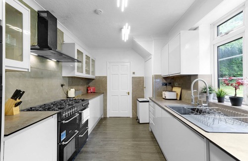 High Wycombe House | Elegant 5 Bedroom, 2 Bathroom Home at Marlow Hill