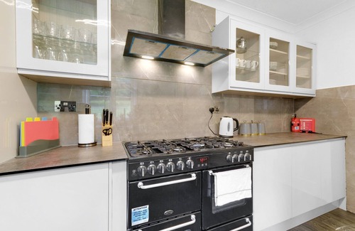 High Wycombe House | Elegant 5 Bedroom, 2 Bathroom Home at Marlow Hill