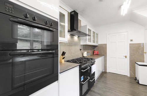 High Wycombe House | Elegant 5 Bedroom, 2 Bathroom Home at Marlow Hill