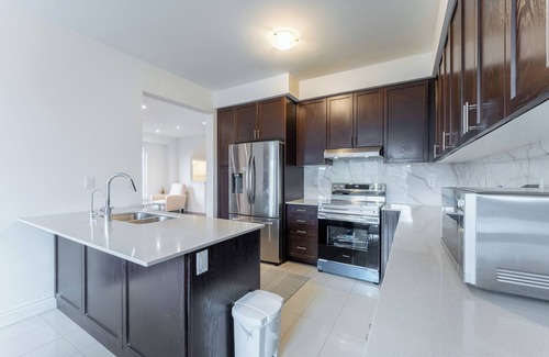York Regional Municipality House | Elegant 5BR, 3.5WR Retreat |Spacious & Modern Stay