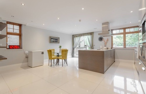 Finchley Church End House | Elegant 5BR/4BA w/Gym/Cinema/Games