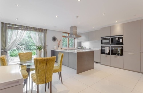 Finchley Church End House | Elegant 5BR/4BA w/Gym/Cinema/Games