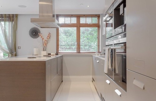 Finchley Church End House | Elegant 5BR/4BA w/Gym/Cinema/Games