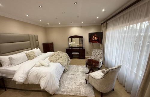 Bedfordview House | Elegant 5BR House with Pool, Gourmet Kitchen and Reliable Generator