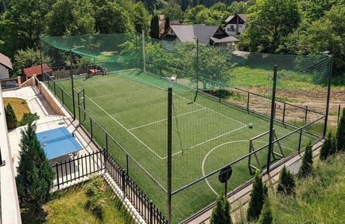 Bran House | Elegant 6-Bedroom Lodge with Sauna, Hot Tub & Mountain Views near Bran Castle