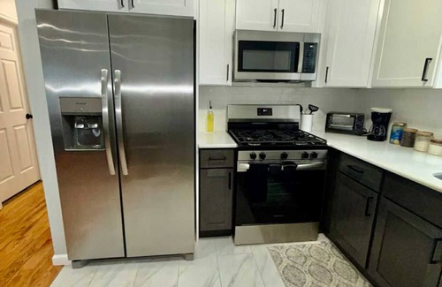 Irvington House | Elegant and Cozy 3-bedroom with Parking, Sleeps up to 8 close to EWR and NYC