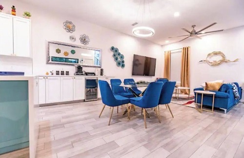 McAllen House | Elegant and cozy townhouse