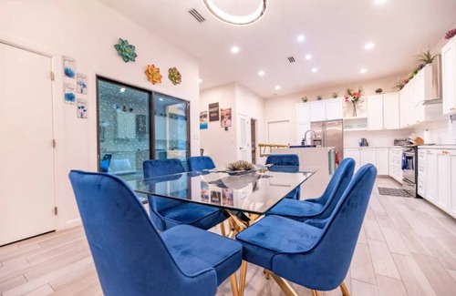 McAllen House | Elegant and cozy townhouse