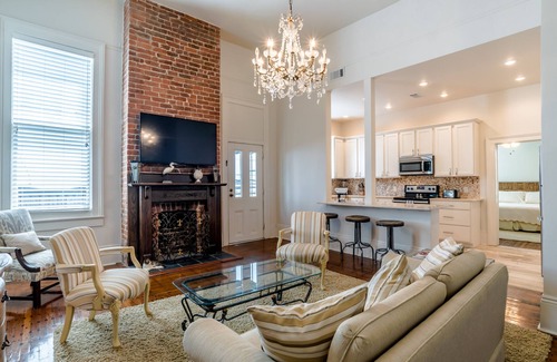 Uptown Historic District Apartment | Elegant and modern apartment in Garden District
