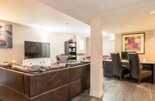 Aylmer Bed & Breakfast | Elegant and Vibrant Bedroom in a Basement Unit