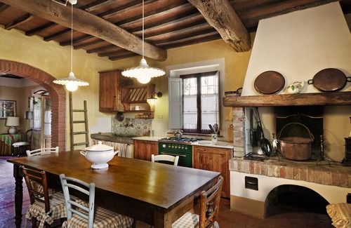 Gambassi Terme Apartment | ELEGANT APARTMENT WITH POOL IN THE MIDDLE OF TUSCANY. WINE TASTINGS