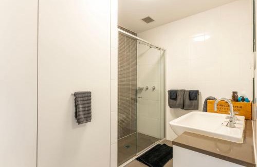 Newtown Apartment | Elegant Apartment, Heart of Newtown with Secure Parking