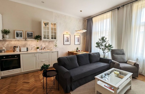 Sibiu Old Town Apartment | Elegant Apartment in the Historic Center, AC, wifi, Netflix, Quiet area