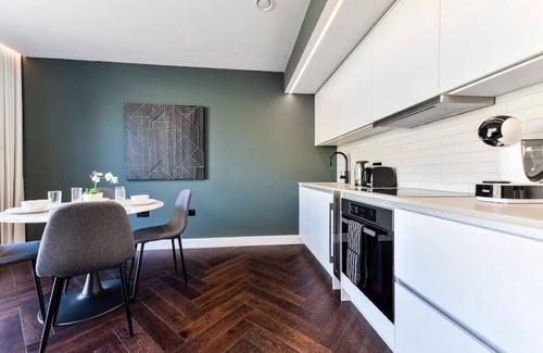 Golborne Apartment | Elegant Apartment w/Parquet Floors & Modern Kitchen - Ideal for a Cosy Retreat