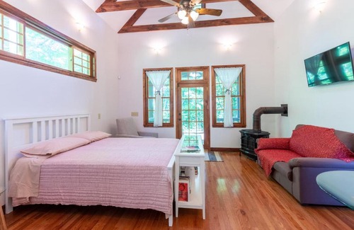 Almond House | Elegant Appalachian Retreat