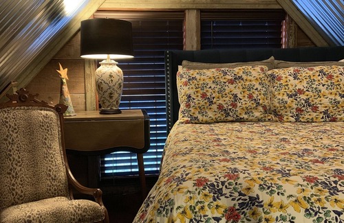 Washington Bed & Breakfast | Elegant Barn king bed near crater of diamonds