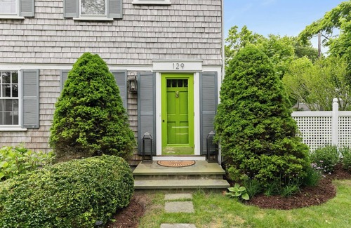 Cotuit House | Elegant Beach Home. Walk to Beach & Harbor &Local Coop. Beach pass included.