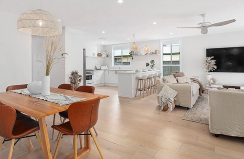 Tomakin House | Elegant Beachside Retreat with Luxurious Amenities