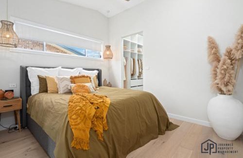Tomakin House | Elegant Beachside Retreat with Luxurious Amenities