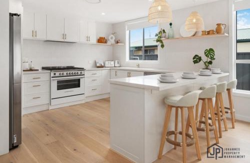 Tomakin House | Elegant Beachside Retreat with Luxurious Amenities