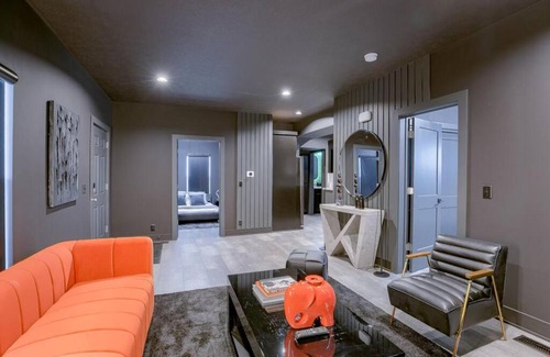 Lincoln House | Elegant Black Modern