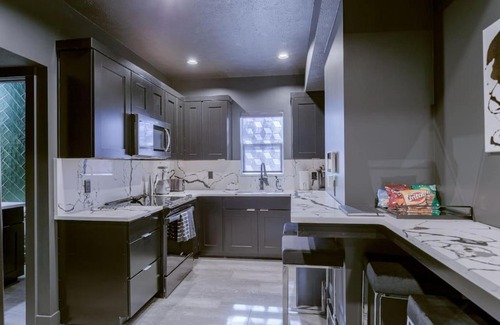Lincoln House | Elegant Black Modern