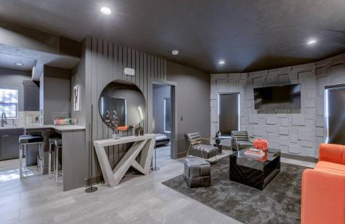 Lincoln House | Elegant Black Modern
