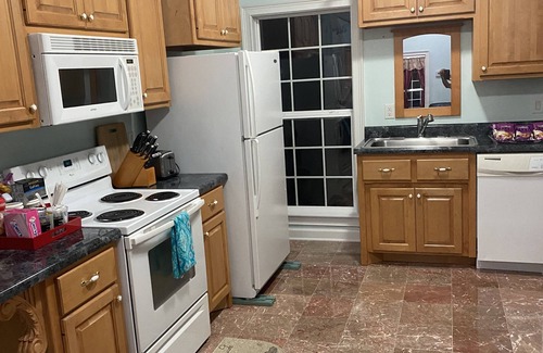 Oxford House | Elegant, Brand new home, Walkable to Square & Stadium, Ample parking, sleeps 12