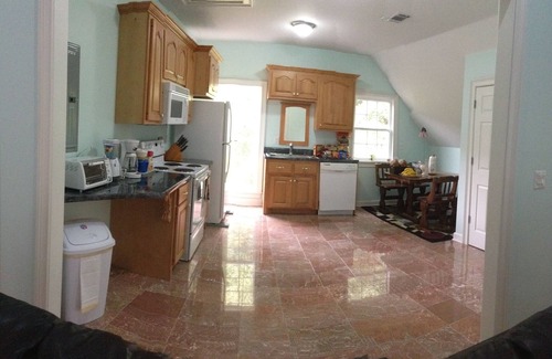 Oxford House | Elegant, Brand new home, Walkable to Square & Stadium, Ample parking, sleeps 12