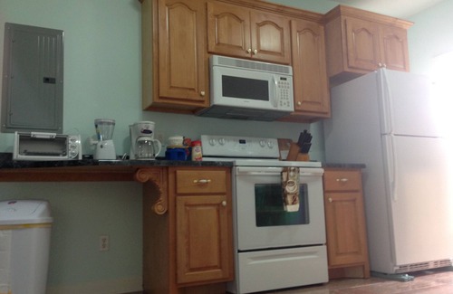 Oxford House | Elegant, Brand new home, Walkable to Square & Stadium, Ample parking, sleeps 12