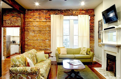 Dixon Park Apartment | Elegant Brick 2 BR in downtown Savannah