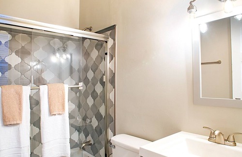 Dixon Park Apartment | Elegant Brick 2 BR in downtown Savannah