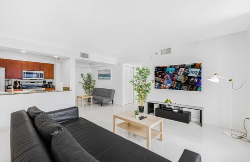 Brickell Condo | Elegant Brickell Retreat + Free Parking