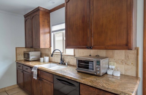 Burbank House | Elegant Burbank Beauty: Affordable Comfort Awaits
