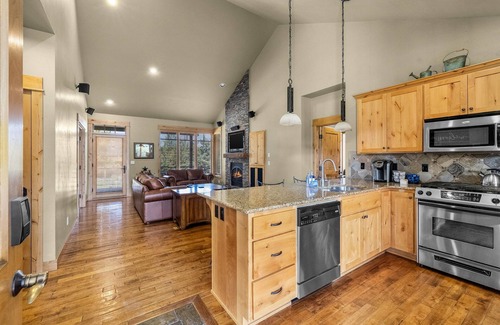 Powell Butte Cabin | Elegant Cabin Retreat at Brasada Ranch | Golf Views, Private Decks & Resort Perks