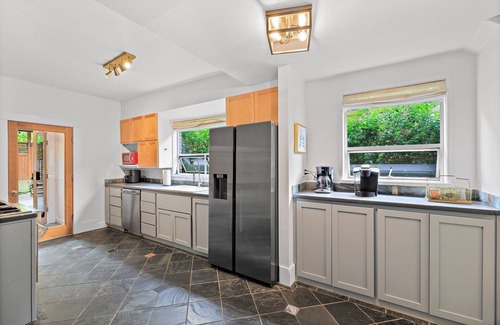 Stevens House | Elegant Capitol Hill Home 8BR Near Parks & Dining