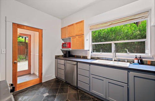 Stevens House | Elegant Capitol Hill Home 8BR Near Parks & Dining