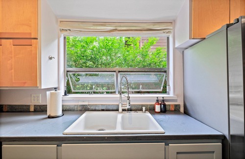 Stevens House | Elegant Capitol Hill Home 8BR Near Parks & Dining